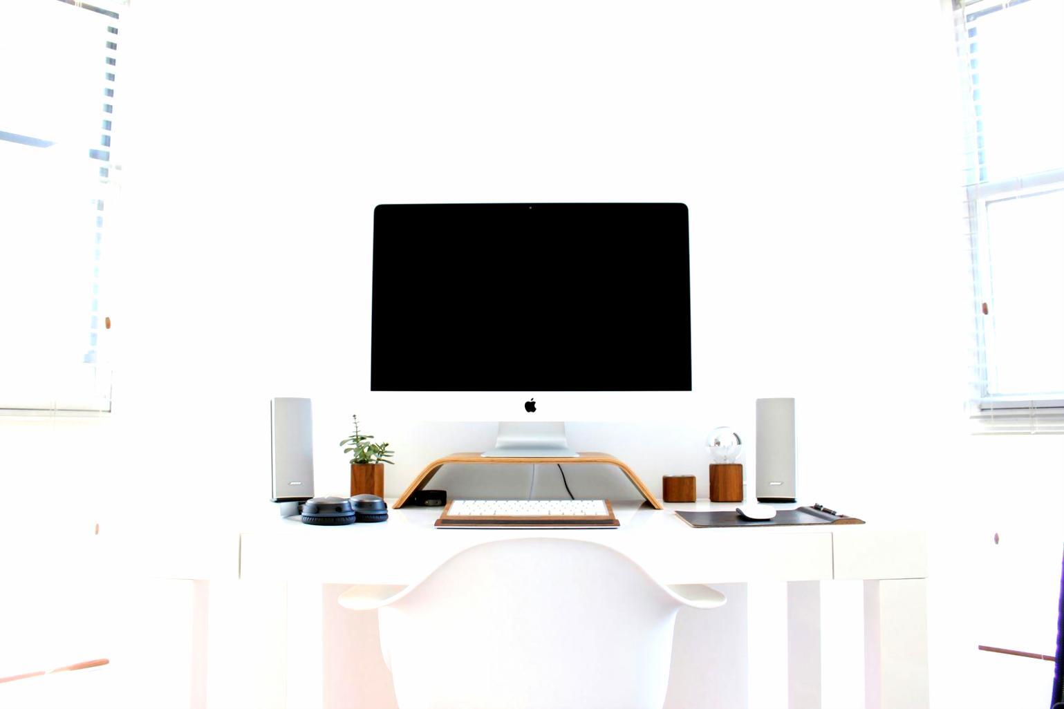 Graphiques financiers et documents d'analyse sur bureau de travail
