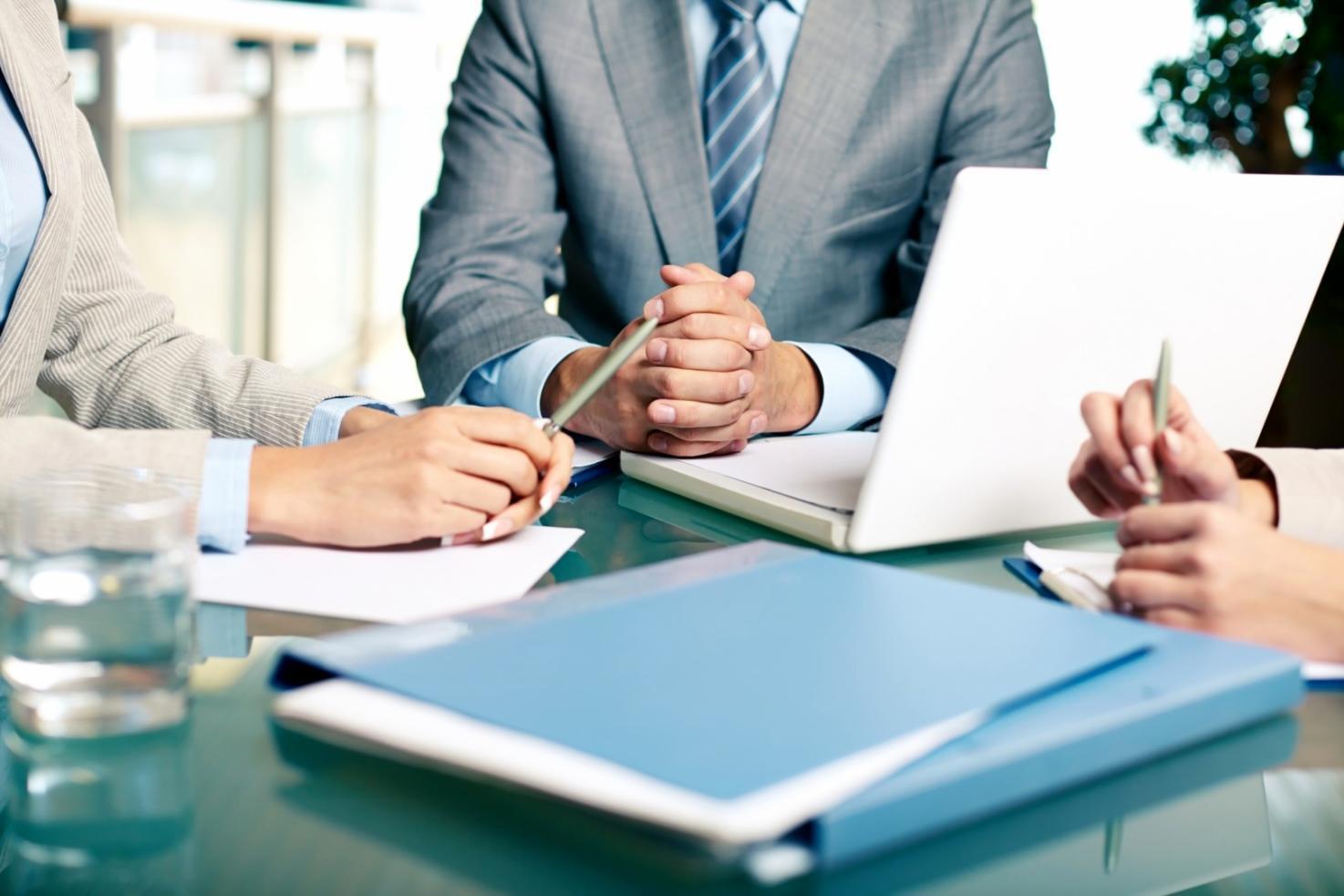 Équipe d'analystes travaillant sur des modèles financiers